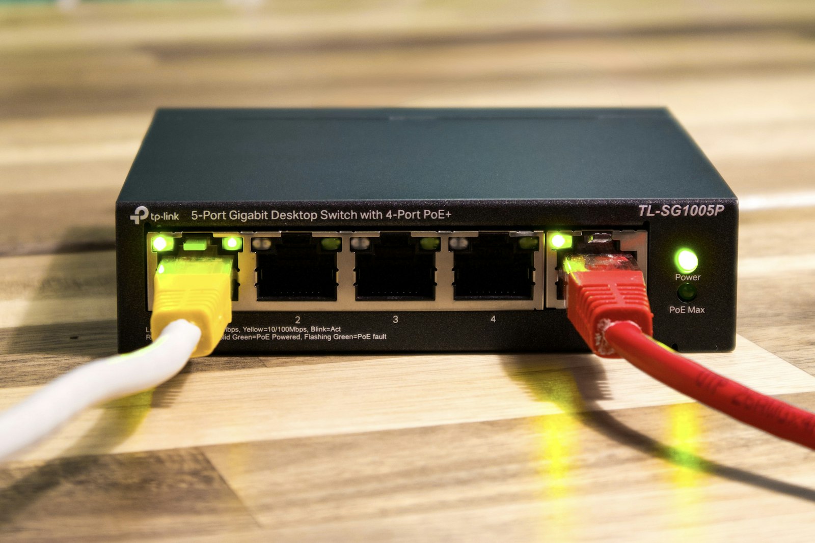 Hálózati switch csatlakoztatott kábelekkel