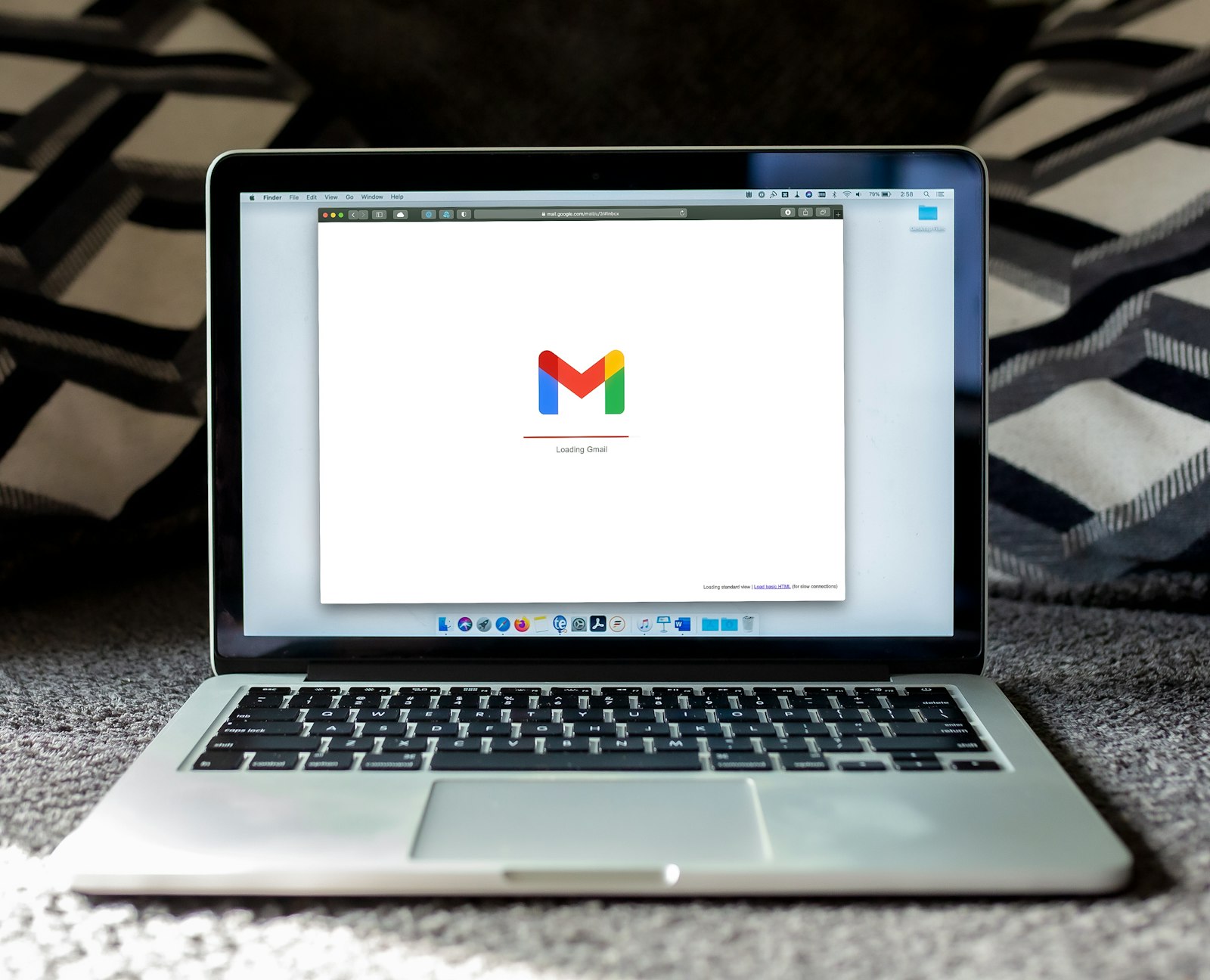 Laptop képernyőjén e-mail felület